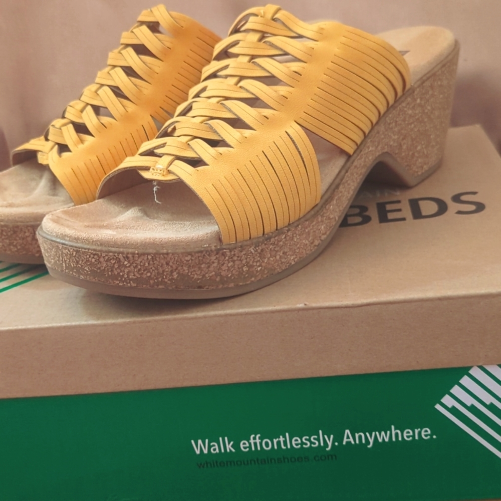 NTW White Mountain Crete Yellow/Buck Sandal, size 9